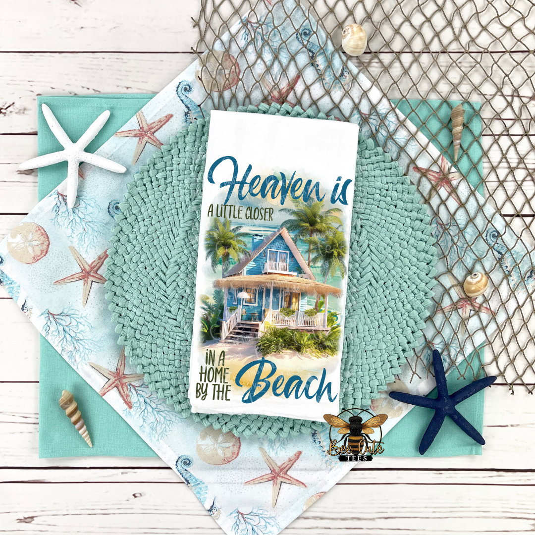 Decorative mat with beach-themed design featuring shells, starfish, and a house by the beach.
