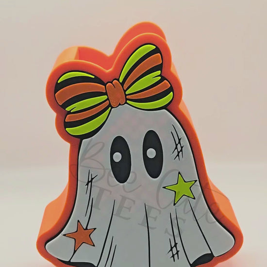 a video representation of how the boo ghost pen holder works